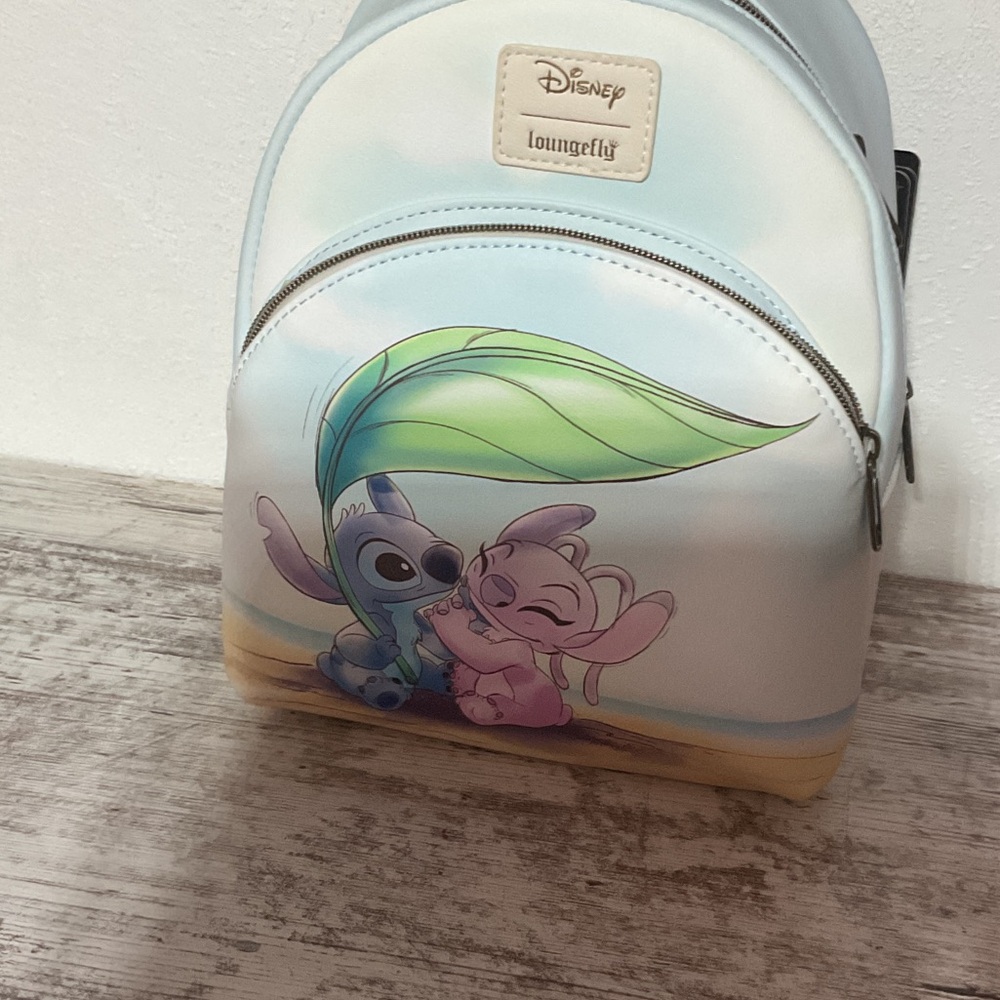 Disney Loungefly Lilo & Stitch Mini Backpack
Bundle t shirt medium